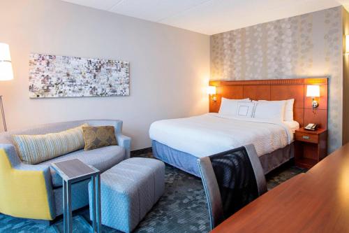 Habitación adaptada para personas con discapacidad auditiva con vistas a las montañas - Cama extragrande del hotel Courtyard By Marriott Rochester Brighton