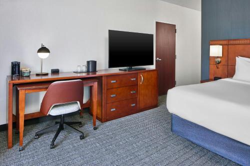 Habitación adaptada para personas con discapacidad auditiva con vistas a las montañas - Cama extragrande del hotel Courtyard By Marriott Rochester Brighton. Foto 4