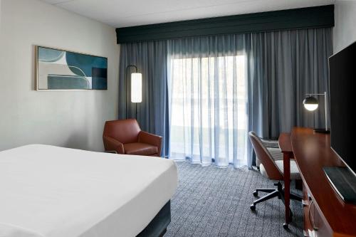 Habitación adaptada para personas con discapacidad auditiva con vistas a las montañas - Cama extragrande del hotel Courtyard By Marriott Rochester Brighton. Foto 6