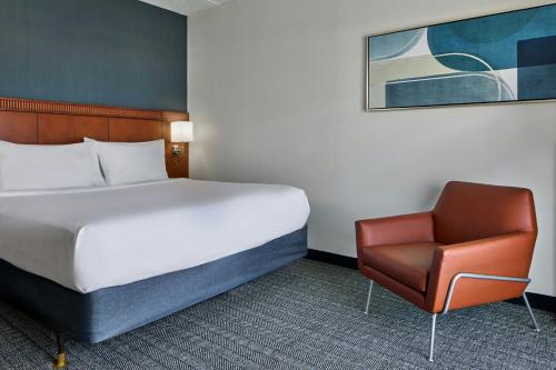 Habitación adaptada para personas con discapacidad auditiva con vistas a las montañas - Cama extragrande del hotel Courtyard By Marriott Rochester Brighton. Foto 7