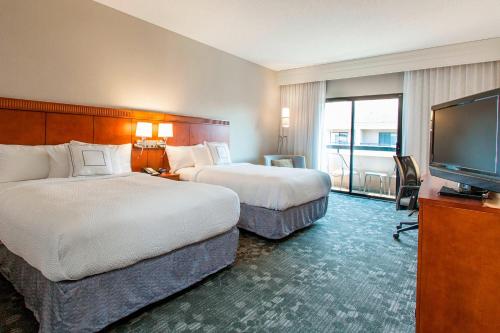 Double Room with Two Double Beds - Mobility and Hearing Accessible with Roll - In Shower del hotel Courtyard By Marriott Rochester Brighton. Foto 2