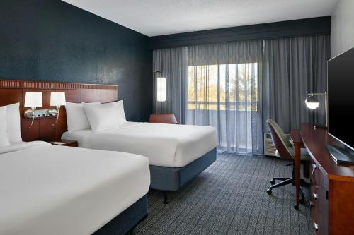Double Room with Two Double Beds - Mobility and Hearing Accessible with Roll - In Shower del hotel Courtyard By Marriott Rochester Brighton. Foto 5