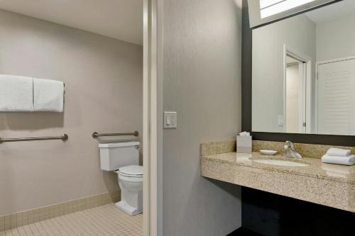 Double Room with Two Double Beds - Mobility and Hearing Accessible with Roll - In Shower del hotel Courtyard By Marriott Rochester Brighton. Foto 8
