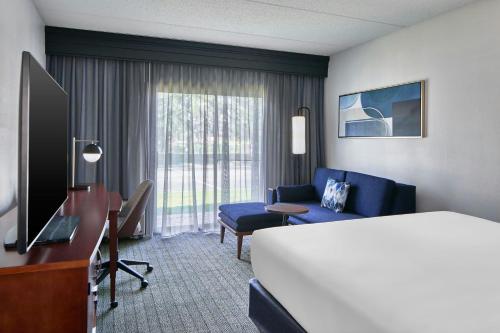 Habitación con cama extragrande del hotel Courtyard By Marriott Rochester Brighton. Foto 4