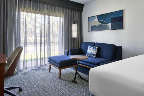 Habitación con cama extragrande del hotel Courtyard By Marriott Rochester Brighton. Foto 5