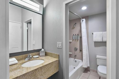Habitación Doble - 2 camas dobles del hotel Courtyard By Marriott Rochester Brighton. Foto 3