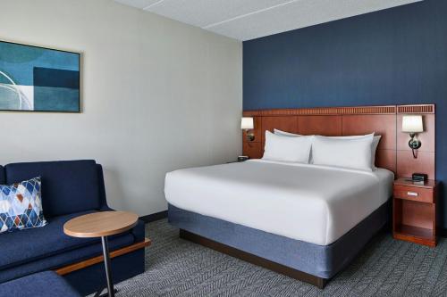 Habitación Deluxe con cama extragrande y bañera adaptada - Apta para personas con discapacidad auditiva y movilidad reducida del hotel Courtyard By Marriott Rochester Brighton