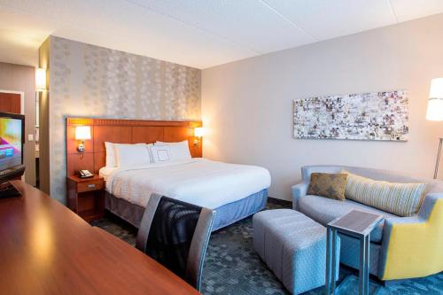 Habitación Deluxe con cama extragrande y bañera adaptada - Apta para personas con discapacidad auditiva y movilidad reducida del hotel Courtyard By Marriott Rochester Brighton. Foto 9