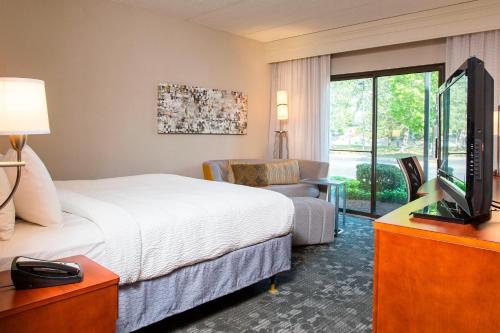 Habitación Deluxe con cama extragrande y bañera adaptada - Apta para personas con discapacidad auditiva y movilidad reducida del hotel Courtyard By Marriott Rochester Brighton. Foto 11