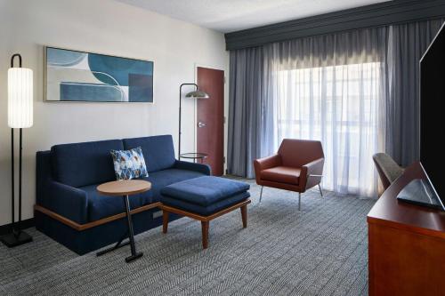 Suite de 1 dormitorio con cama extragrande del hotel Courtyard By Marriott Rochester Brighton. Foto 8