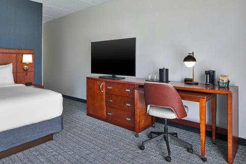 Habitación Deluxe con cama extragrande y bañera adaptada - Apta para personas con discapacidad auditiva y movilidad reducida del hotel Courtyard By Marriott Rochester Brighton. Foto 14