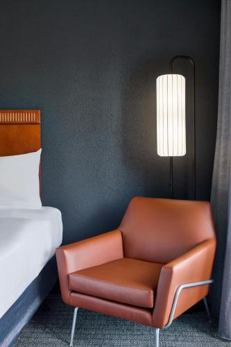 Double Room with Two Double Beds - Mobility and Hearing Accessible with Tub del hotel Courtyard By Marriott Rochester Brighton. Foto 14