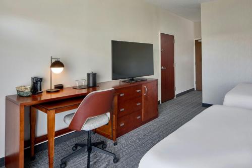 Double Room with Two Double Beds - Mobility and Hearing Accessible with Roll - In Shower del hotel Courtyard By Marriott Rochester Brighton. Foto 10