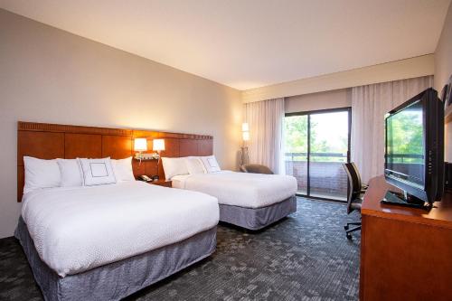 Double Room with Two Double Beds - Mobility and Hearing Accessible with Tub del hotel Courtyard By Marriott Rochester Brighton