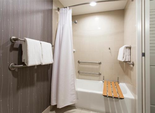 Double Room with Two Double Beds - Mobility and Hearing Accessible with Tub del hotel Courtyard By Marriott Rochester Brighton. Foto 1