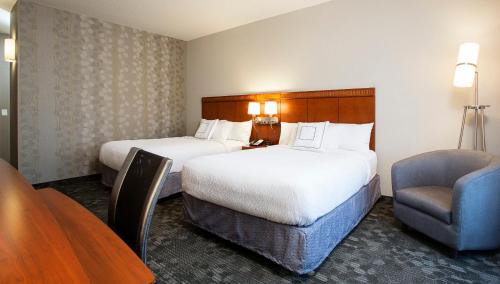 Double Room with Two Double Beds - Mobility and Hearing Accessible with Tub del hotel Courtyard By Marriott Rochester Brighton. Foto 2