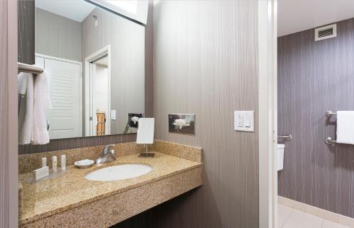 Double Room with Two Double Beds - Mobility and Hearing Accessible with Tub del hotel Courtyard By Marriott Rochester Brighton. Foto 3