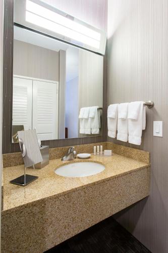 Habitación con cama extragrande. del hotel Courtyard By Marriott Rochester Brighton. Foto 5