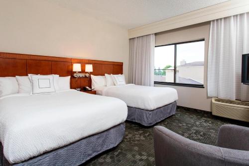 Suite de 1 dormitorio con 2 camas dobles del hotel Courtyard By Marriott Rochester Brighton