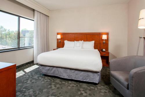 Suite de 1 dormitorio con cama extragrande del hotel Courtyard By Marriott Rochester Brighton