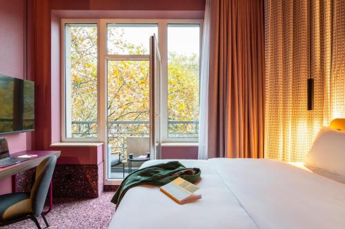 Habitación Essential TRIBE con balcón del hotel Tribe Dusseldorf. Foto 9