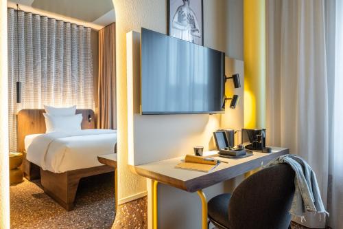 Habitación Solo Essential TRIBE con balcón del hotel Tribe Dusseldorf. Foto 8