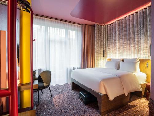 Habitación Essential TRIBE con balcón del hotel Tribe Dusseldorf. Foto 6