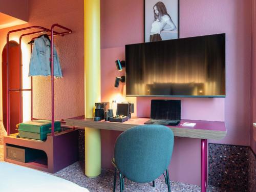 Habitación Essential TRIBE con balcón del hotel Tribe Dusseldorf. Foto 10