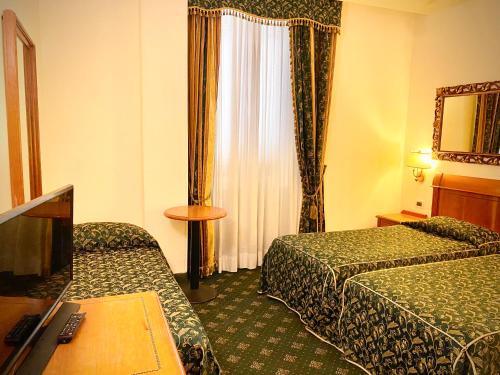 Habitación Triple Estándar del hotel Champagne Palace