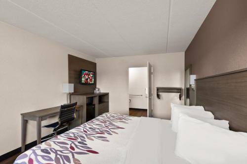Standard King Room Disability Access Smoke Free del hotel Red Roof Inn Binghamton - Johnson City