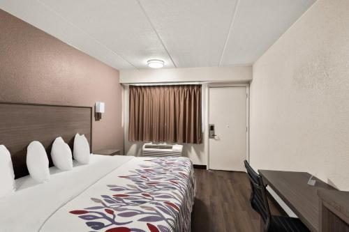 Standard King Room Disability Access Smoke Free del hotel Red Roof Inn Binghamton - Johnson City. Foto 1