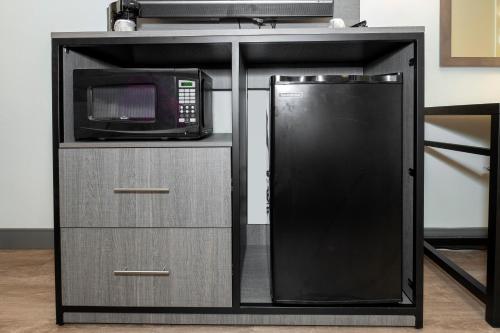 Habitación Deluxe con cama doble - Adaptada para personas con discapacidad - No fumadores del hotel Red Roof Inn Clifton Park. Foto 1