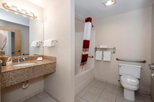 Habitación Deluxe con cama doble - Adaptada para personas con discapacidad - No fumadores del hotel Red Roof Inn Clifton Park. Foto 3