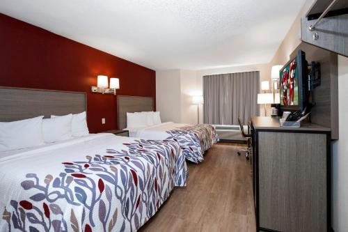 Habitación Deluxe con 2 camas grandes - No fumadores del hotel Red Roof Inn Clifton Park. Foto 4