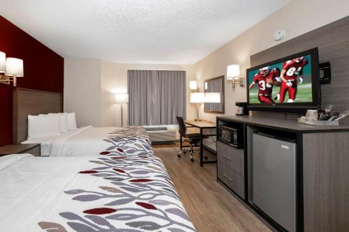 Habitación Deluxe con 2 camas grandes - No fumadores del hotel Red Roof Inn Clifton Park. Foto 5