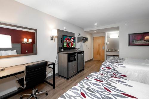 Habitación Deluxe con 2 camas grandes - No fumadores del hotel Red Roof Inn Clifton Park. Foto 6