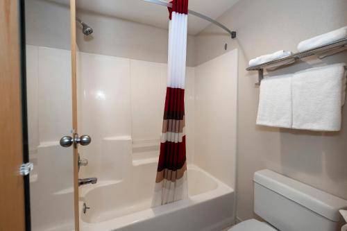 Habitación Deluxe con 2 camas grandes - No fumadores del hotel Red Roof Inn Clifton Park. Foto 7