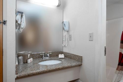 Habitación Deluxe con 2 camas grandes - No fumadores del hotel Red Roof Inn Clifton Park. Foto 11