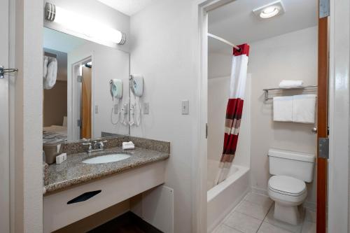 Habitación Deluxe con 2 camas grandes - No fumadores del hotel Red Roof Inn Clifton Park. Foto 12