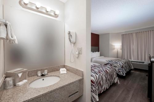 Habitación Deluxe - 2 camas dobles - No fumadores del hotel Red Roof Inn Clifton Park. Foto 4