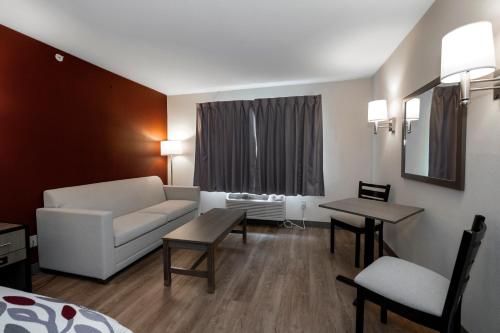 Suite King with Spa Bath Smoke Free del hotel Red Roof Inn Clifton Park. Foto 1