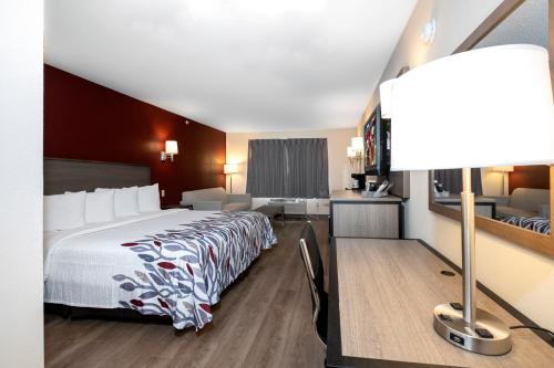 Suite King with Spa Bath Smoke Free del hotel Red Roof Inn Clifton Park. Foto 2