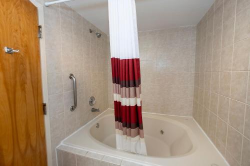 Suite King with Spa Bath Smoke Free del hotel Red Roof Inn Clifton Park. Foto 6