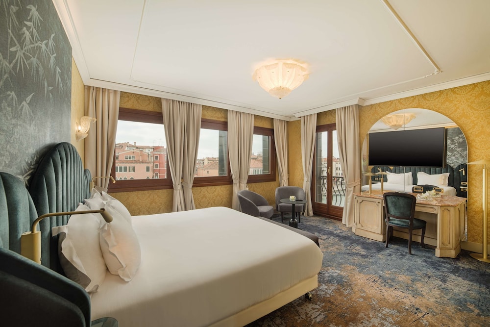 Premium Room with Canal View del hotel NH Venezia Santa Lucia