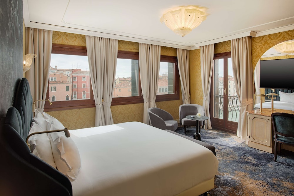 Premium Room with Canal View del hotel NH Venezia Santa Lucia. Foto 1