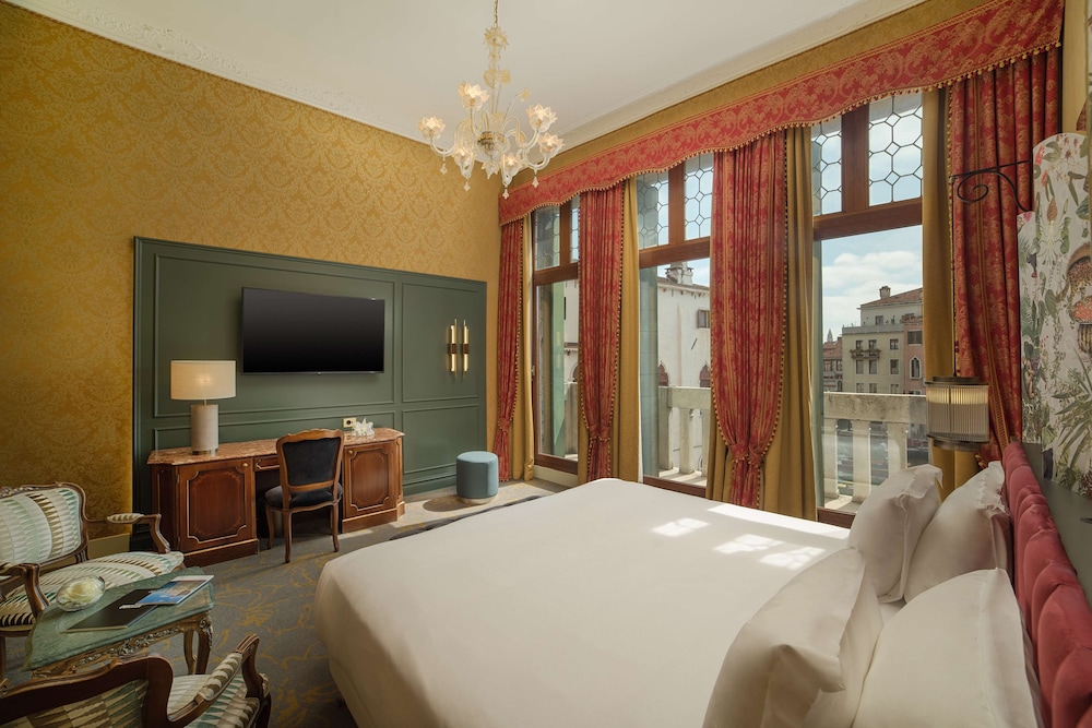 Premium Room with Canal View del hotel NH Venezia Santa Lucia. Foto 2