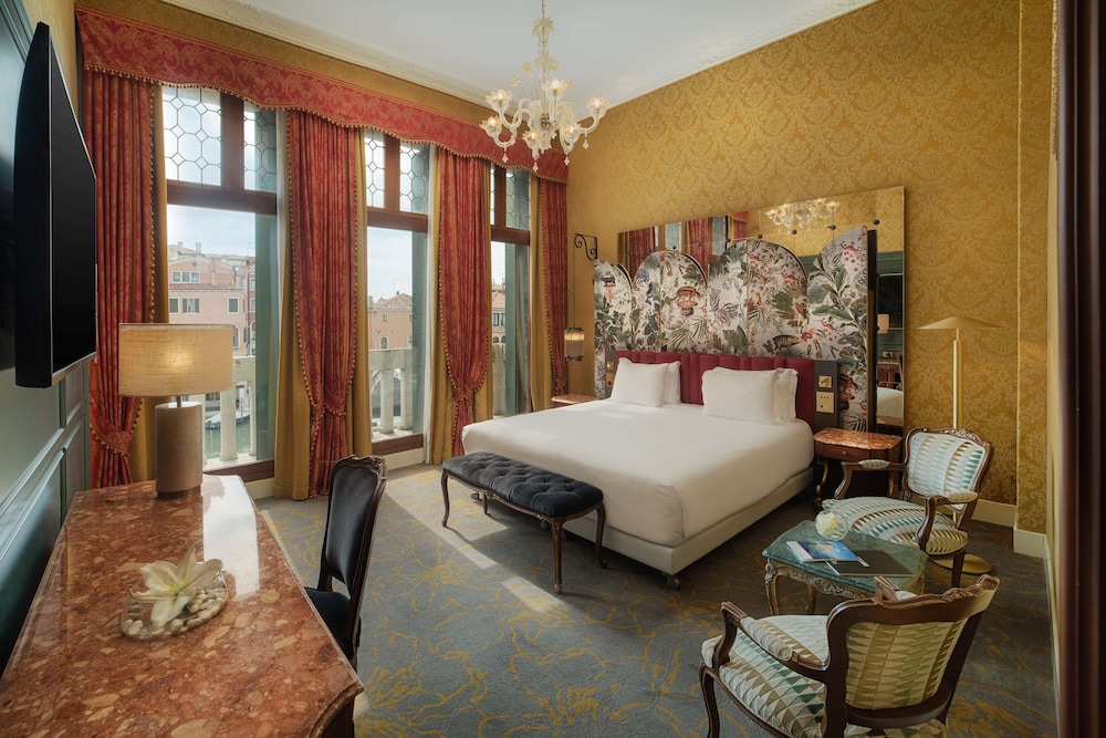 Premium Room with Canal View del hotel NH Venezia Santa Lucia. Foto 3