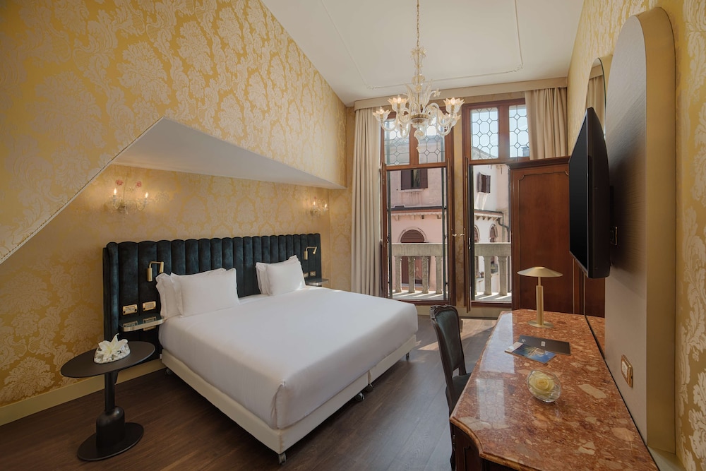 Premium Room with Canal View del hotel NH Venezia Santa Lucia. Foto 4