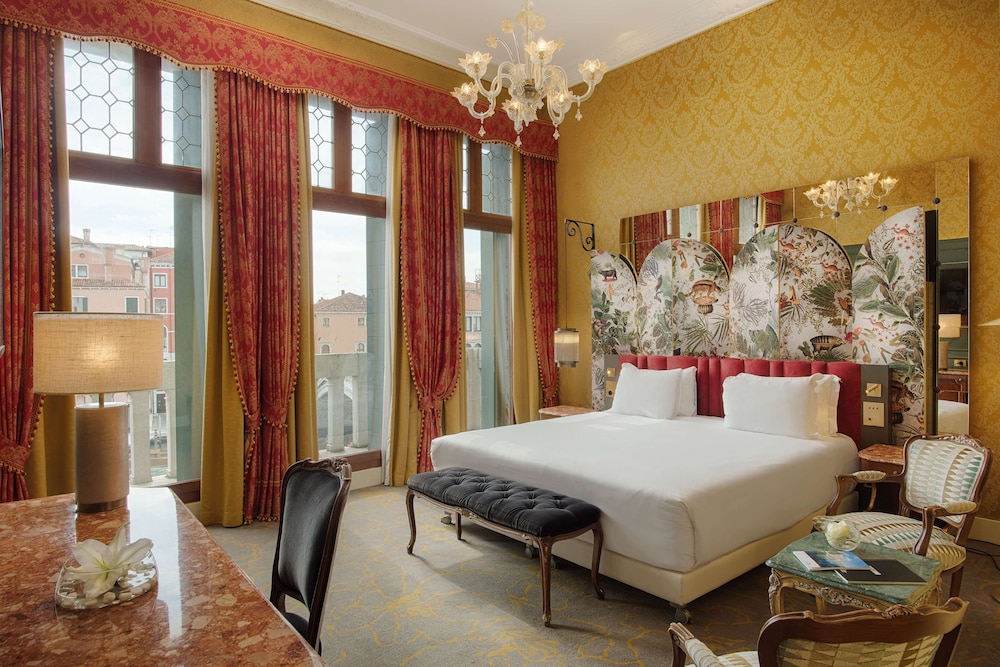 Premium Room with Canal View del hotel NH Venezia Santa Lucia. Foto 5