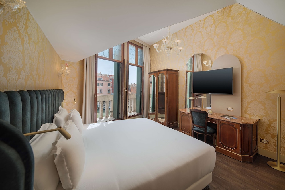 Premium Room with Canal View del hotel NH Venezia Santa Lucia. Foto 6
